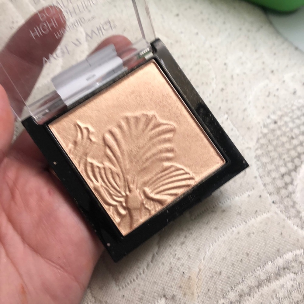 Wet n wild highlighter “precious pearls”